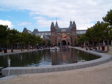 front view of the Rijksmuseum with garden